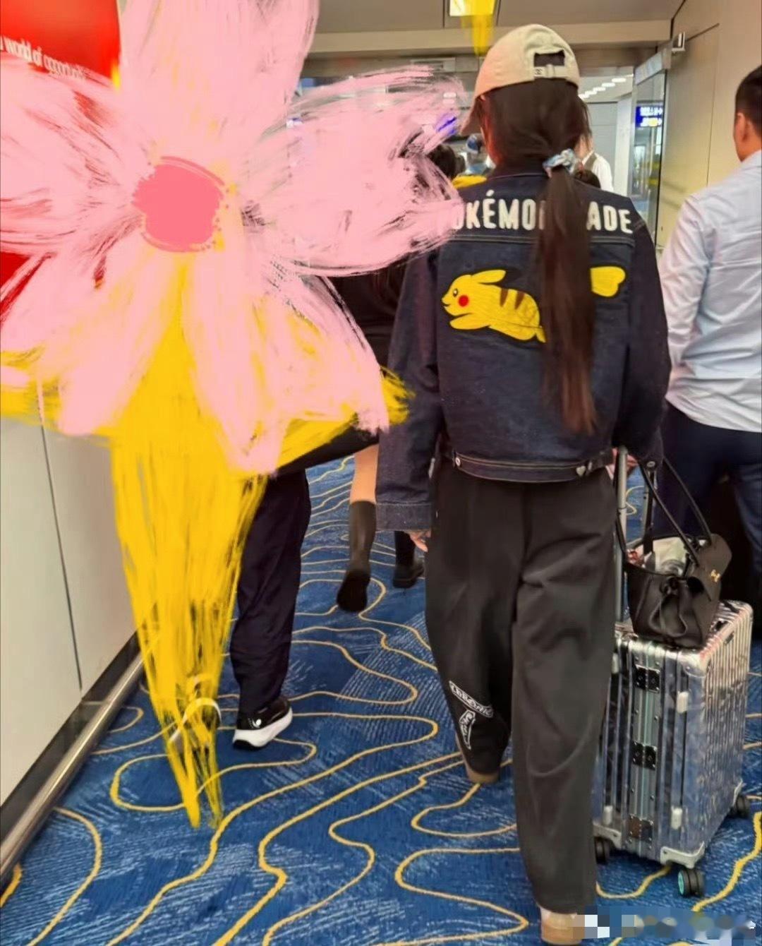 有路人在飞机上偶遇了angelababy，baby还给她签了名。