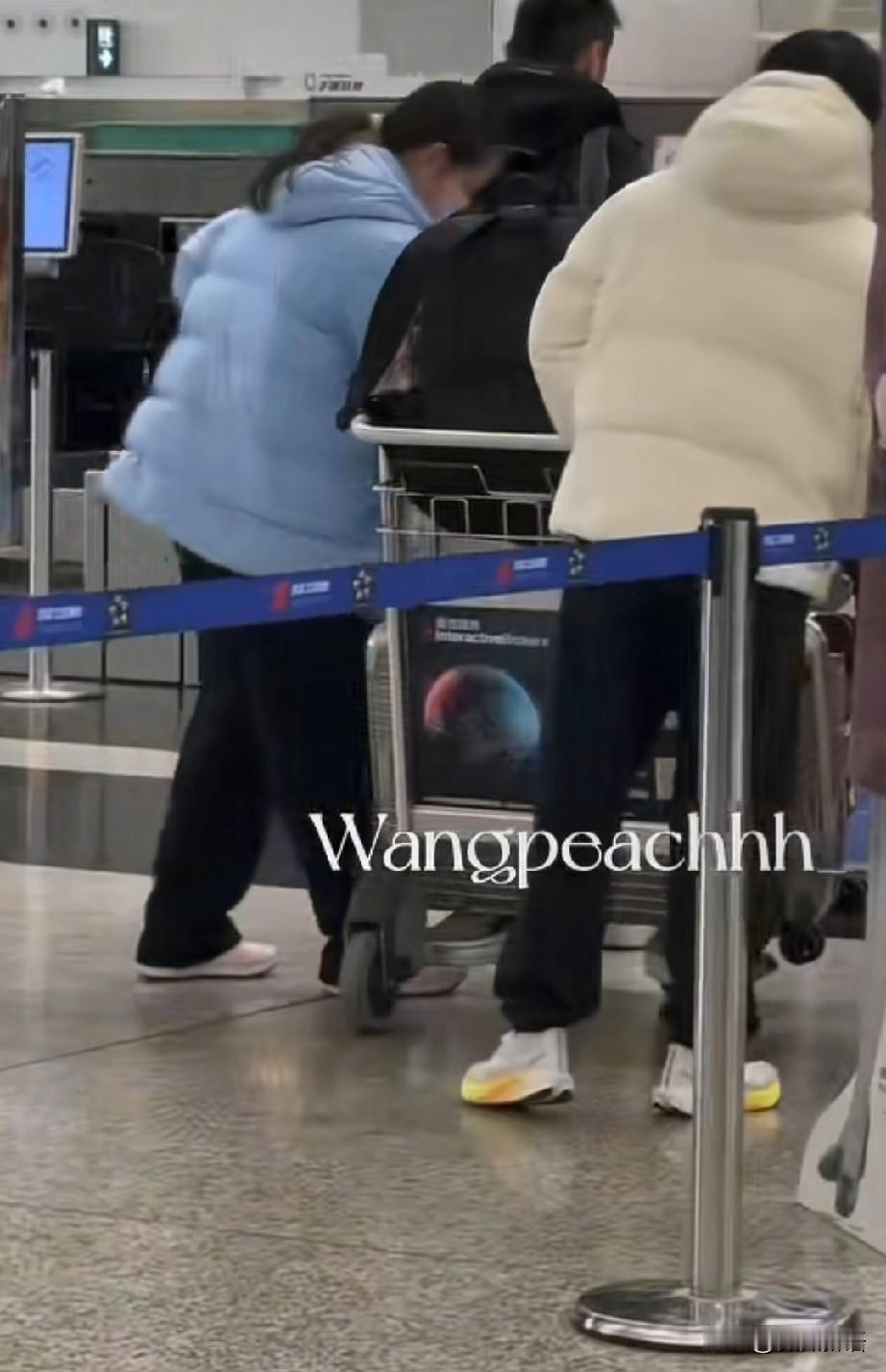 莎莎已经回到北京了，好好休息！今天一大早佳佳、朱梓予就陪着莎莎先离开香港了，莎