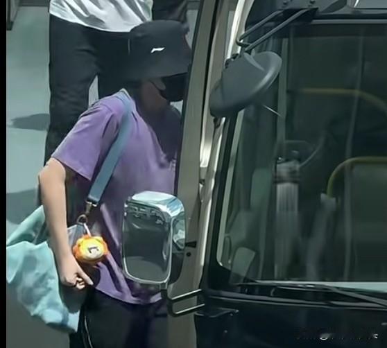 王队，咱这渔夫帽是非戴不可吗？网友：这哪里是一顶帽子这么简单！这是他的名分啊！你