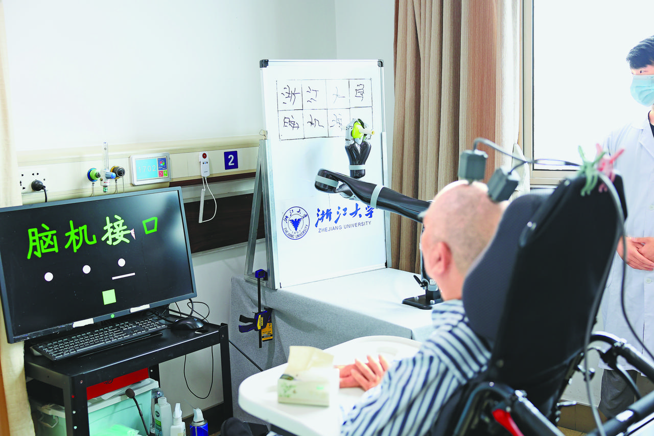 牛炸了！国产侵入式脑机接口闯