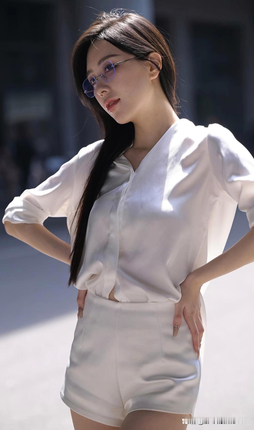 都市时尚少女的白衬衫加短裤穿搭，真的是阳光下的清新绝配。白色亚麻衬衫配白色亚麻