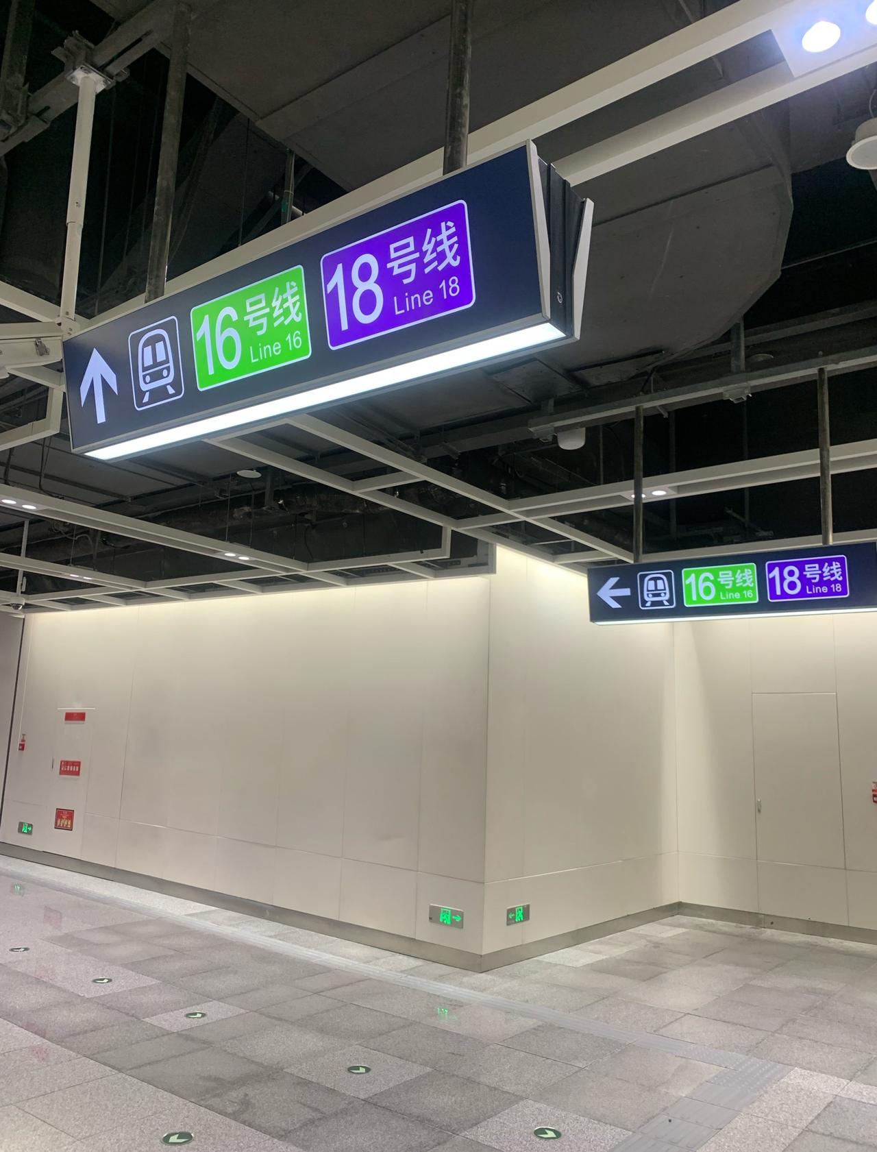 十八号线开通咧📍北京地铁18号线地铁十八号线开通第一天，马连洼站与十六号