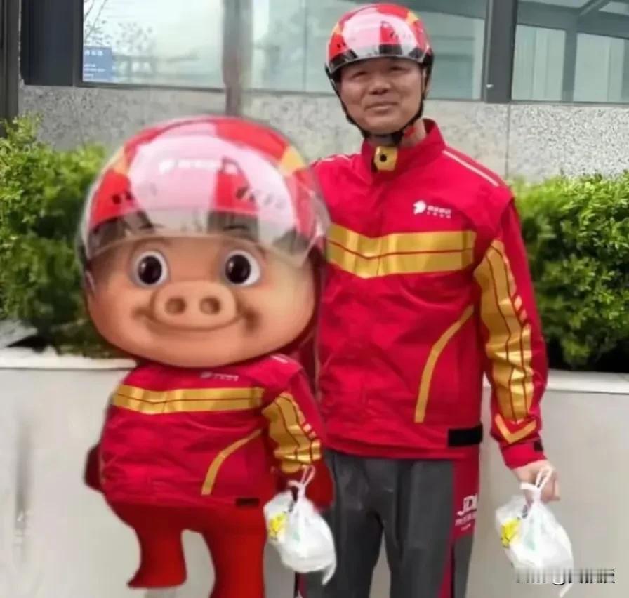 [呲牙笑][呲牙笑]恭喜猪猪侠入驻京东快递确实挺像的，这一波公关京东很牛