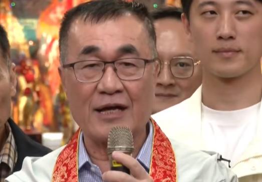 针对新北市“蓝白合”，将与民众党主席黄国昌比民调，于4月底决定人选，是否对自己的