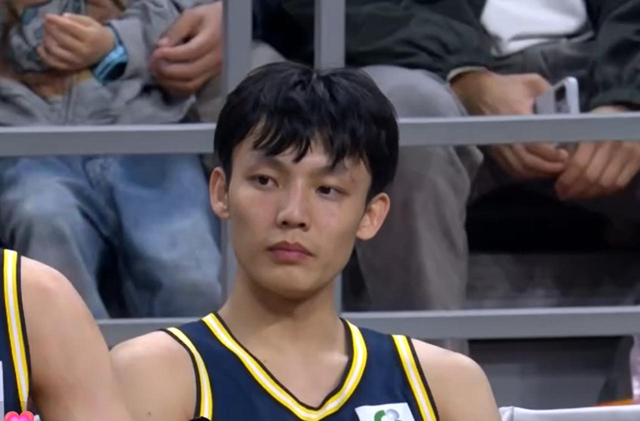 杜锋给19岁小将开小灶，希望他给徐杰分担压力！随着广东队在客场大胜辽宁队30分