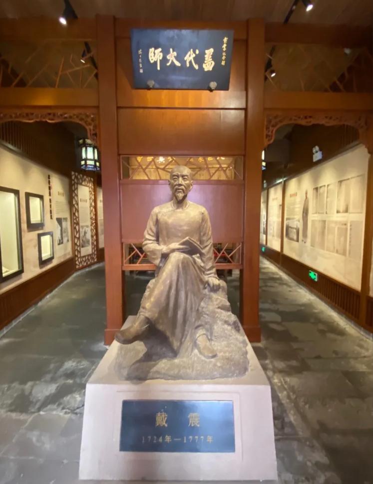 清代皇帝赐举人的情况很多，赐进士则十分罕见，御史老家人戴震算是一个特例。科举考