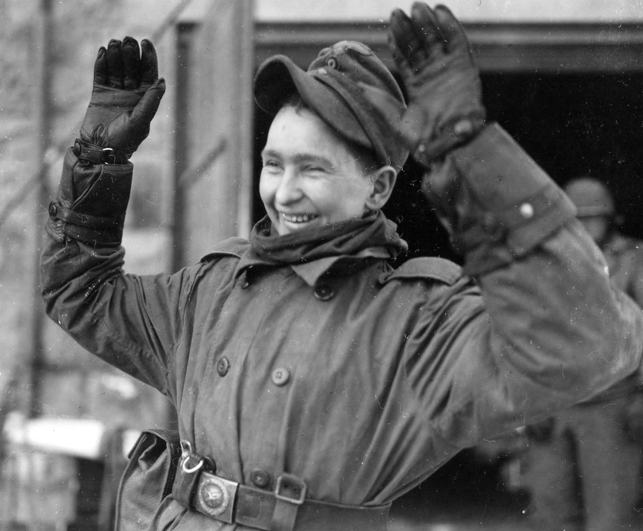 唉，现在笑，有哭的时候——1945年，比利时，韦韦尔茨市。美国陆军第1步兵