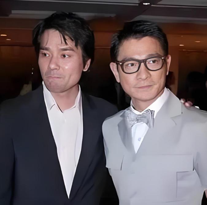 欠债四千万时，全公司艺人跑光，只有林家栋一个人没动。刘德华看着他，撂下一句更狠的