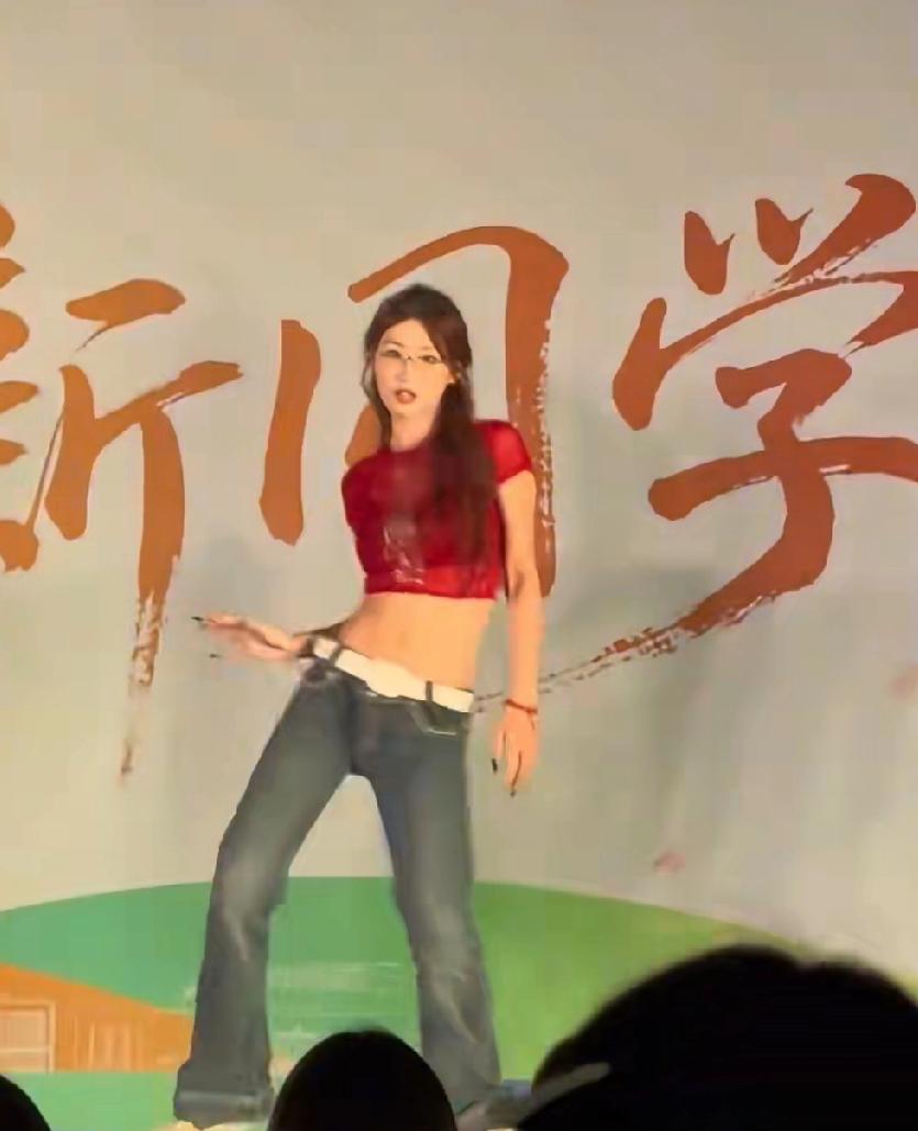 迎新同学晚会表演上，这位眼镜学姐是台上最大放异彩的那位，颜值高身材好读书成绩优秀