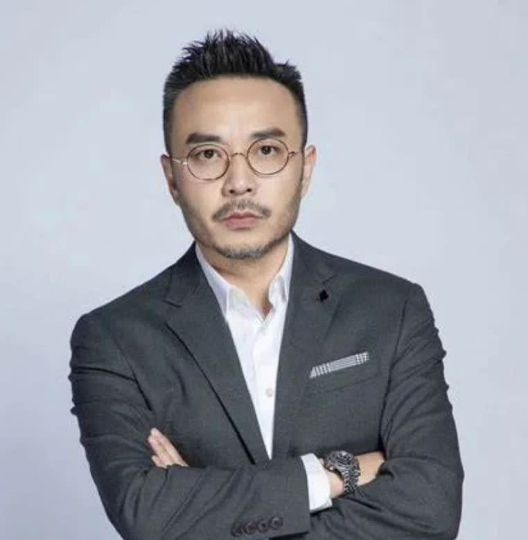 关于汪涵五十岁大家有没有发现一个奇怪的点！五十岁的主持人大多