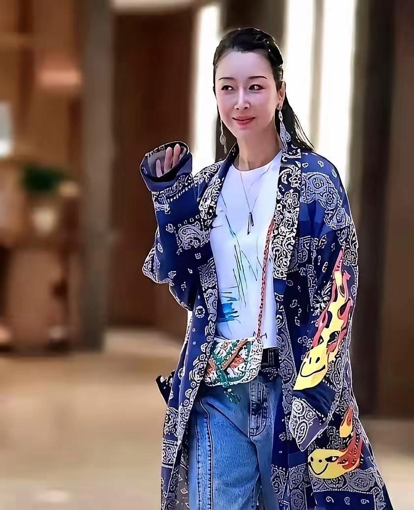 54岁的歌手孙悦最近一露面，这状态真把网友看愣了。视频里的她气色红润，身段舒展