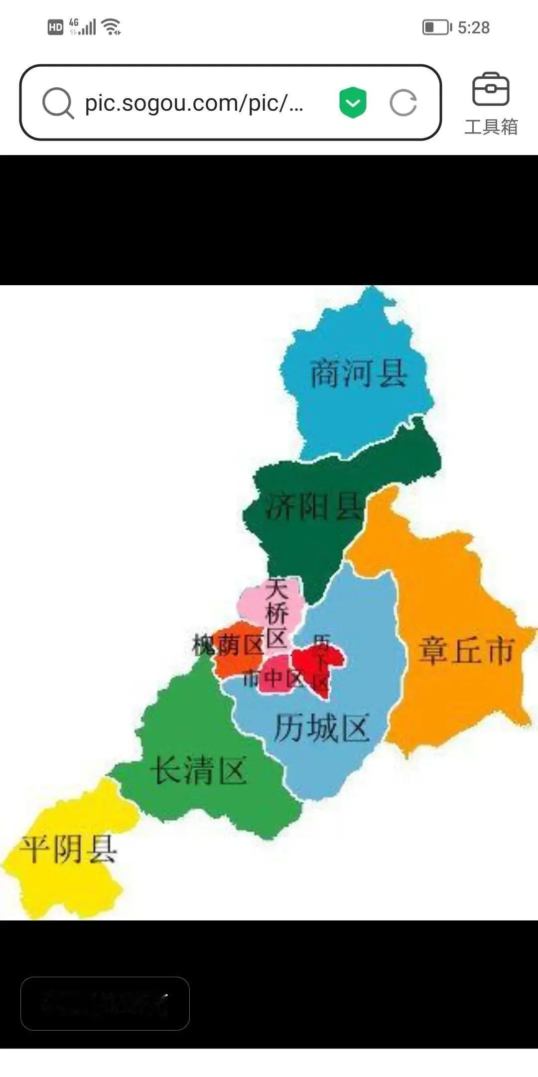 地铁8号线开到章丘，出站却像被扔在荒郊。我刷到一段视频，大爷拎着菜筐在站口踱步