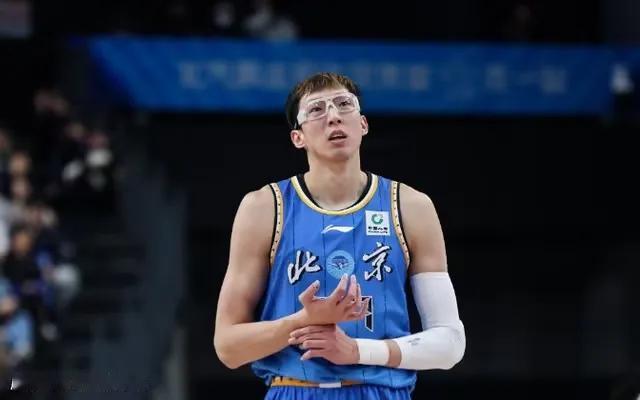 CBA到底谁是奶奶？谁是魔王？中国男篮和CBA联盟五号位上，周琦和王哲林是最