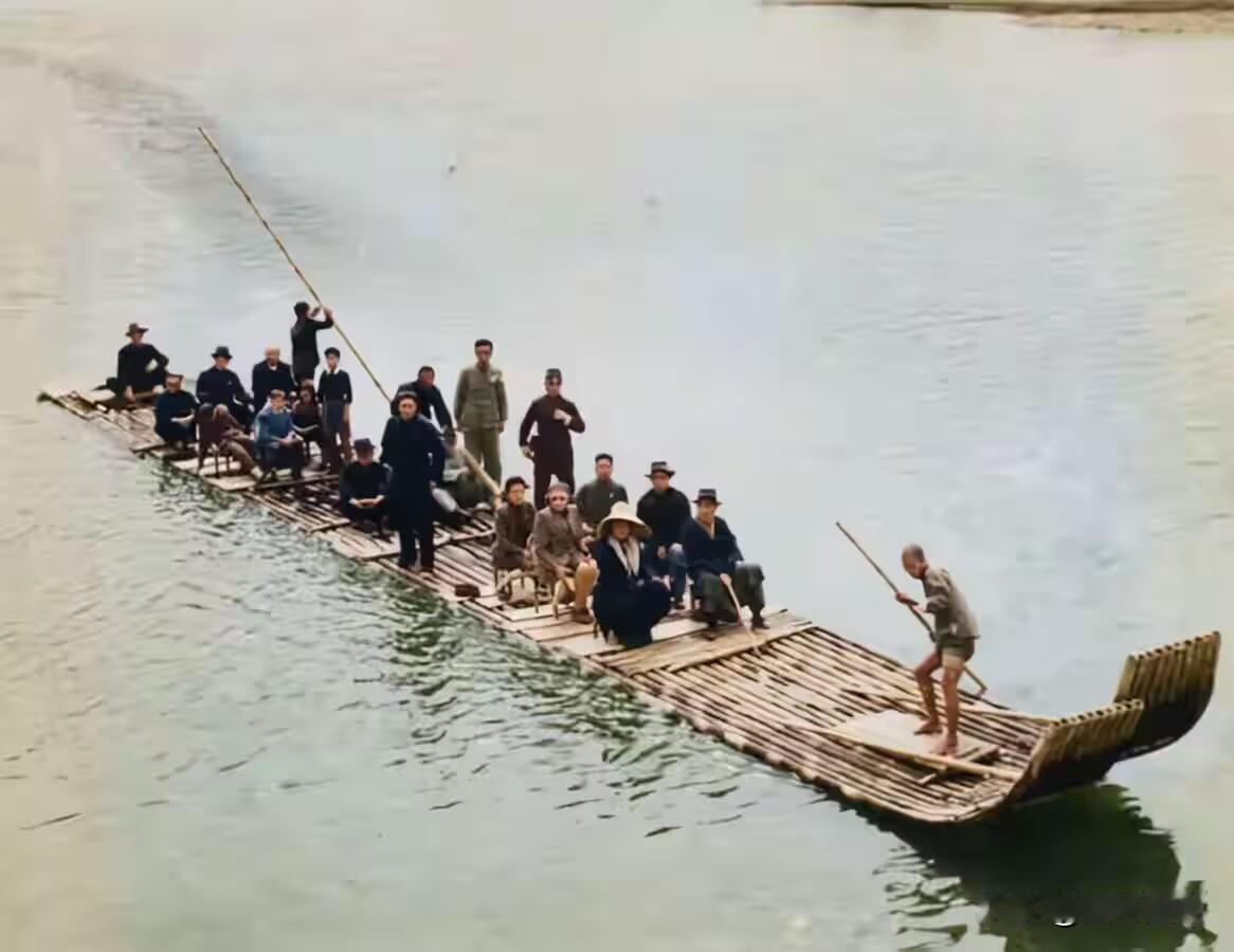 1949年4月22日，老蒋自知大势已去，携宋美龄与蒋经国等人回溪口拜别母亲墓后，