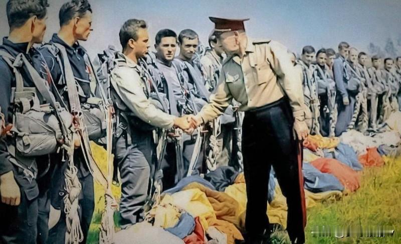 1991年以后，白蓝红莫斯科从苏联手中继承了7个空降师，但由于经济萎靡不振风原因