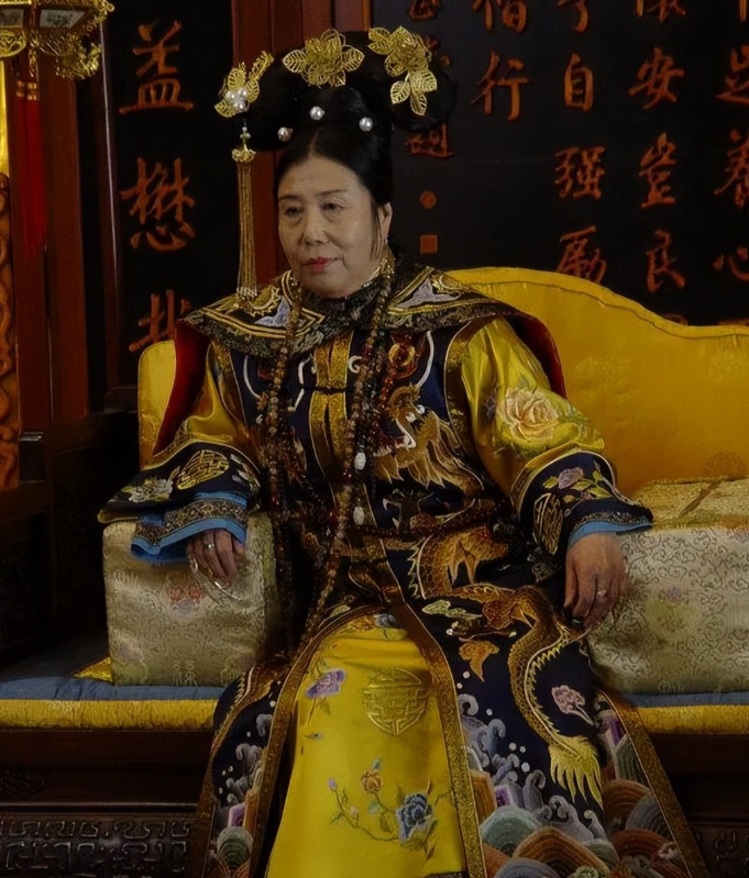 一天，慈禧无聊找了一个小太监下棋，小太监见慈禧如此高兴，突然大笑：“奴才杀了老佛