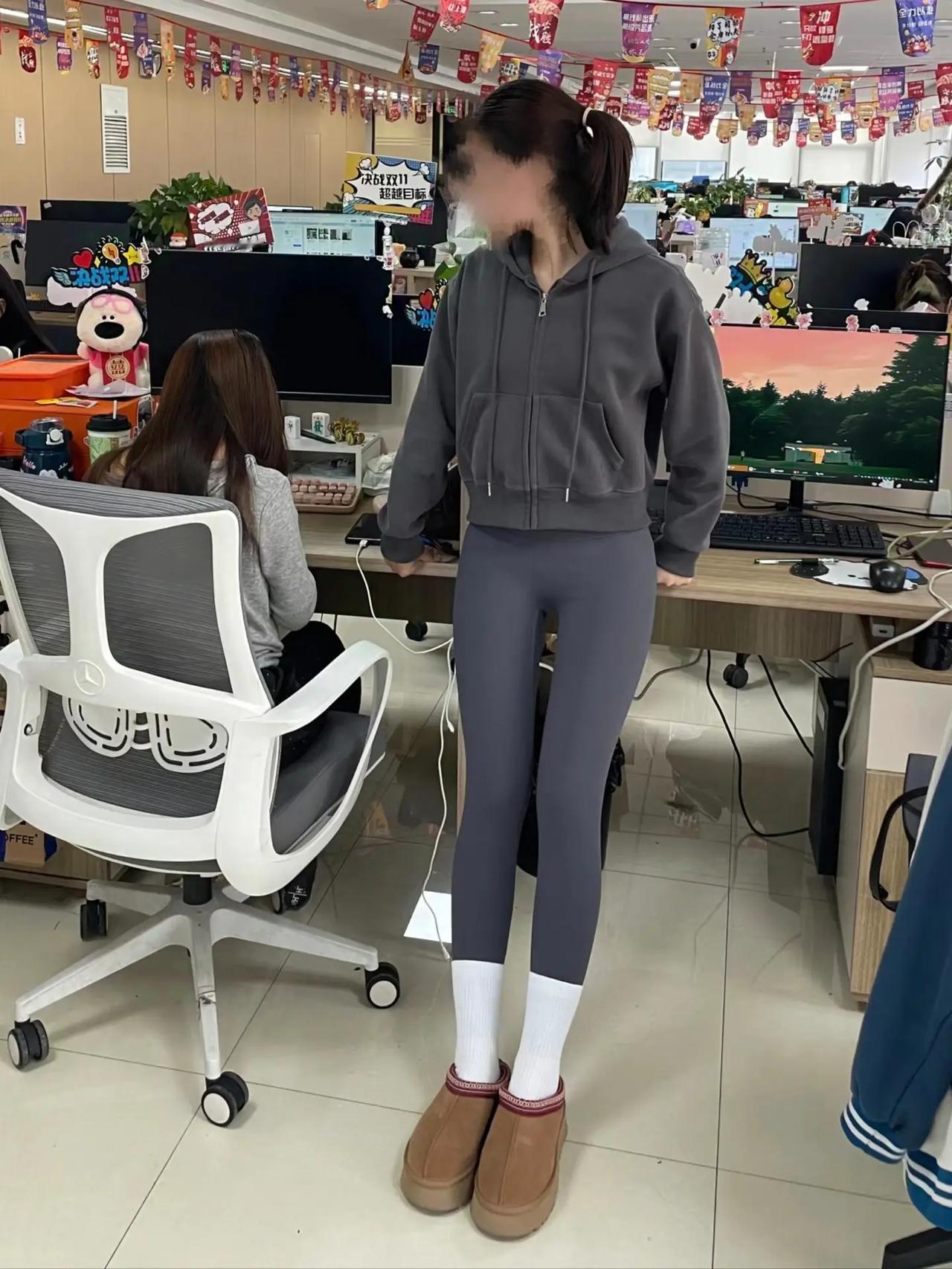 穿瑜伽裤上班,到底应不应该?只要穿的舒服，大方得体，没有暴露隐私部位我感觉是