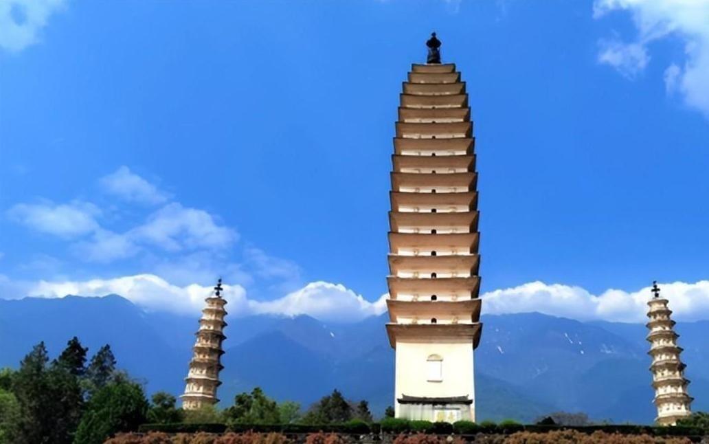 1978年，一位民工爬上大理崇圣寺千寻塔，修理塔顶，突然，塔顶经幢里传来怪声，他