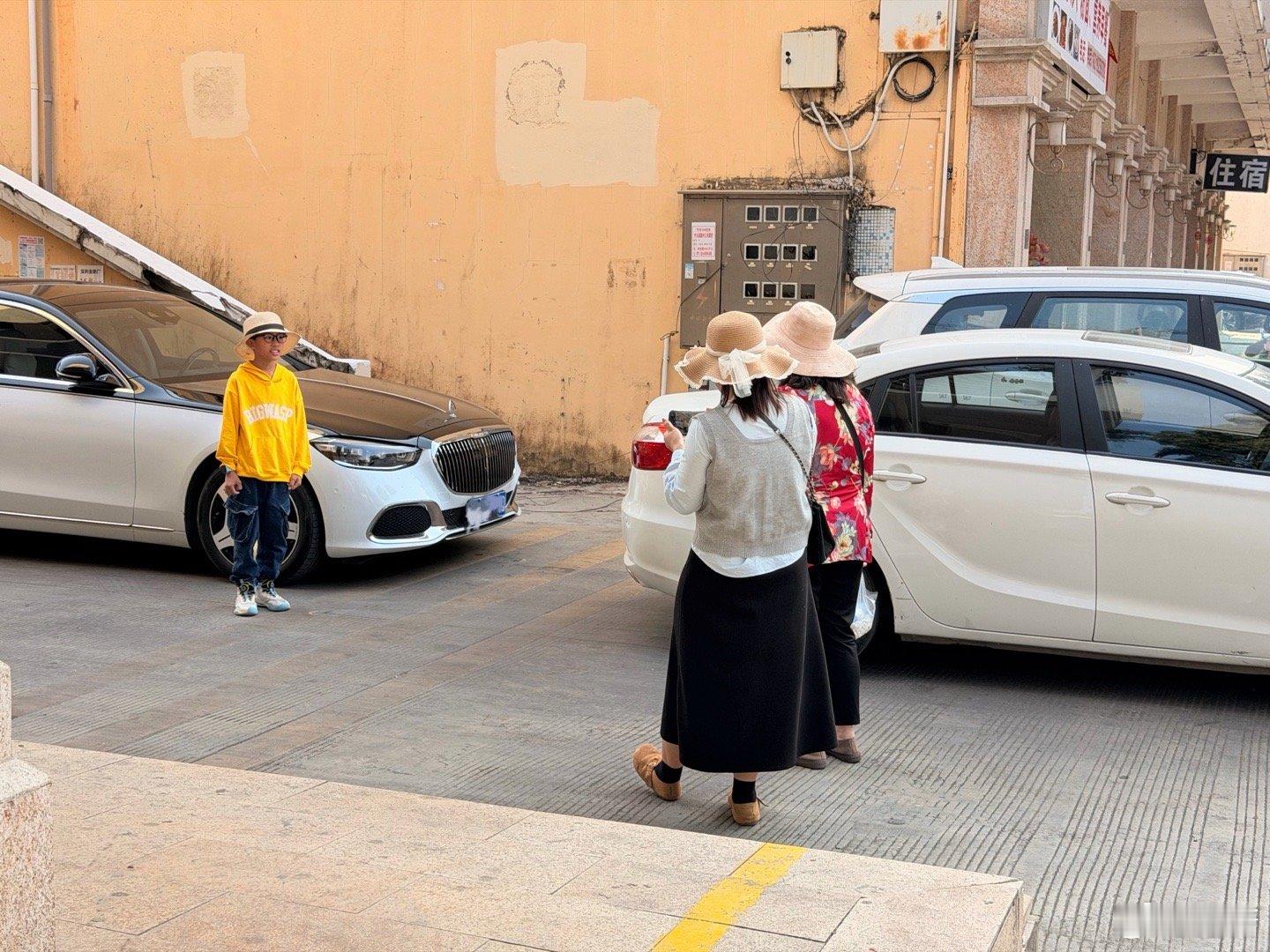 好少见的一位喜欢汽车的小朋友