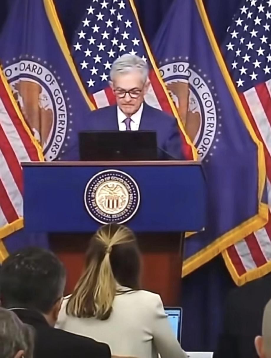 鲍威尔这次讲话明显偏鹰，直接利空黄金，金价已经大跌了。简单来说：美联储今