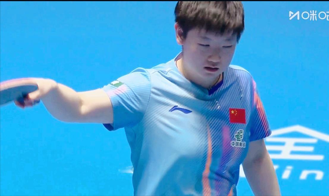 孙颖莎气坏了，有人拿闪光灯照她。周冠达说：人在暗处，有人拿闪光灯照她的时