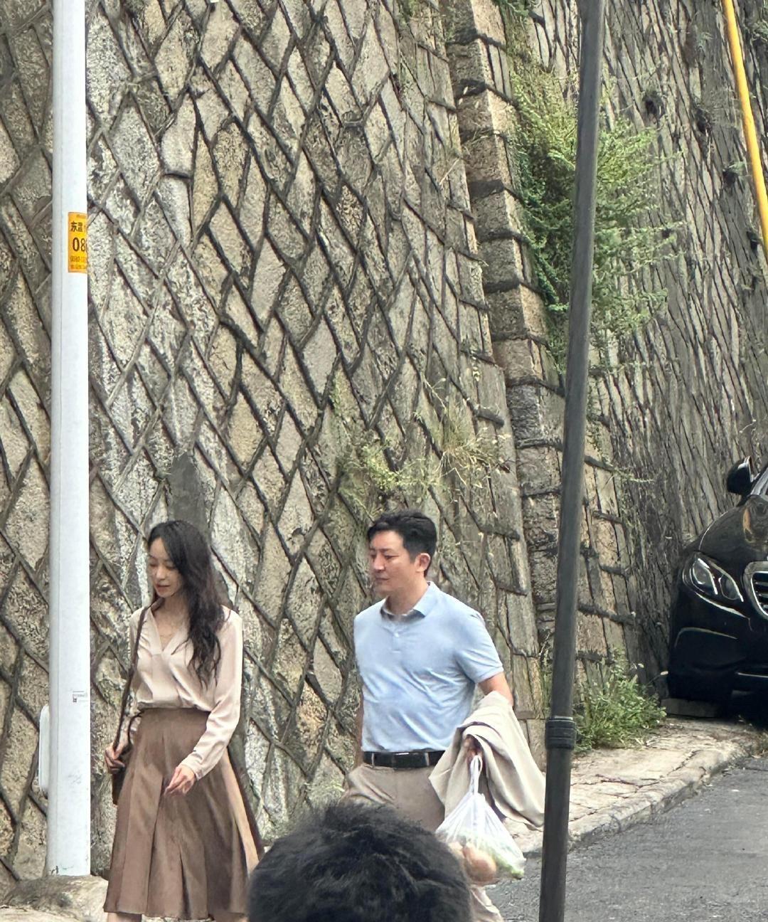 宋茜、郭京飞被偶遇！[捂脸哭][捂脸哭]没想到宋茜也转行了，唱跳爱豆随着年龄增长，