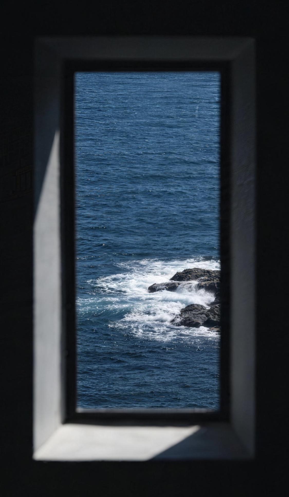 人一定要大量读书！我发现长期读书的人都有一个共性：他们越读，越懂得“留白