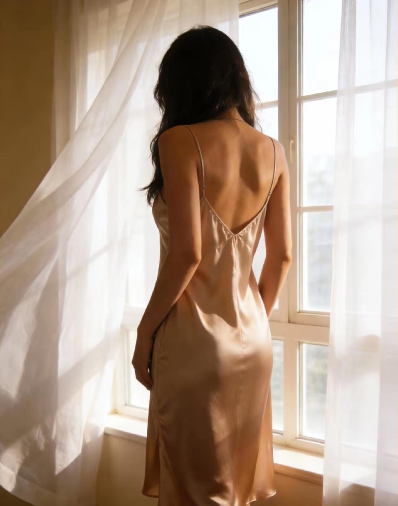 小区这事，这两天在业主群里炸了锅。一个30多岁的女人，丈夫在国外拼死拼活挣钱养家