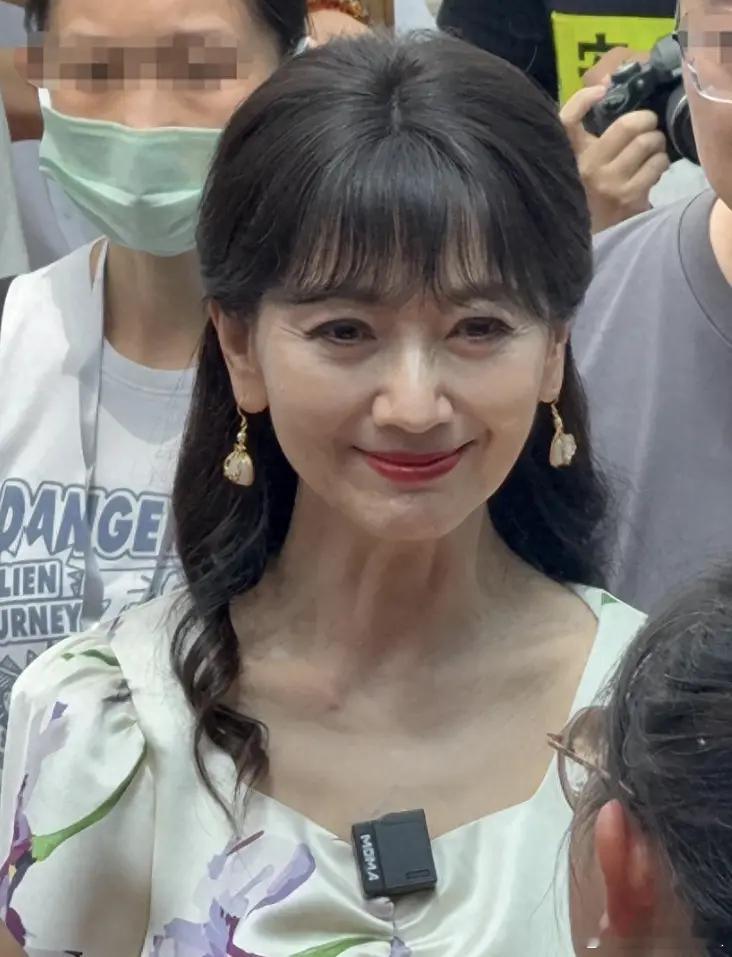 71岁赵雅芝现身南京吃火锅，71岁这个状态已经不错了！​​​