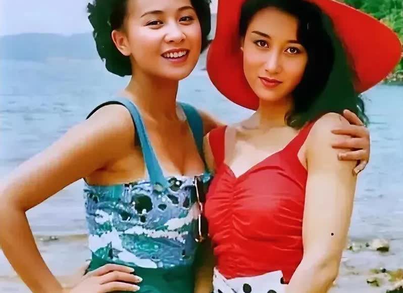 1988年，梁朝伟的妻子刘嘉玲与李连杰的妻子利智在海边，留下的美好瞬间。刘嘉玲当