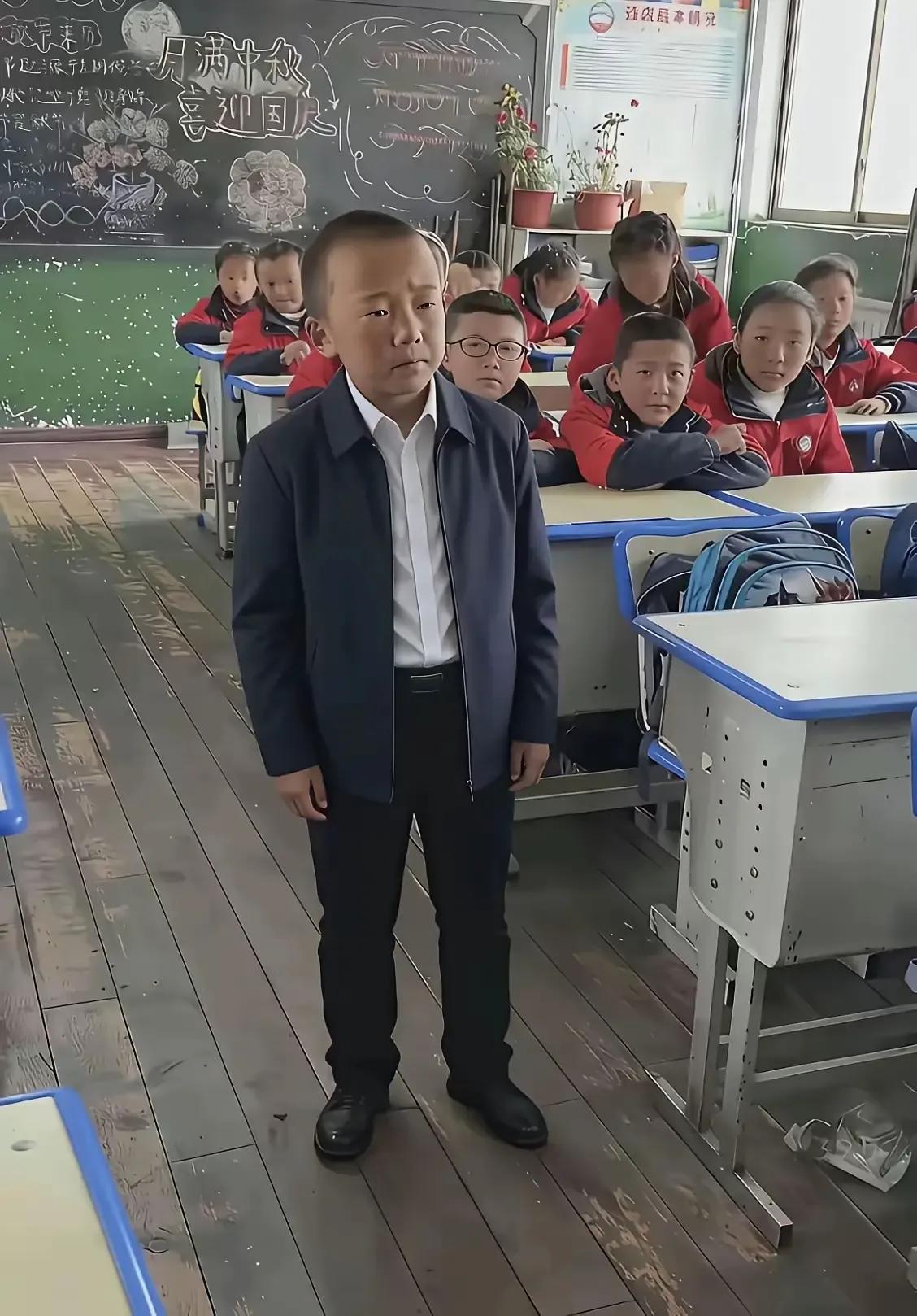 才上三年级的孩子，本来长的就老成。学校发的校服不穿，家长偏偏又给他穿这样的衣服