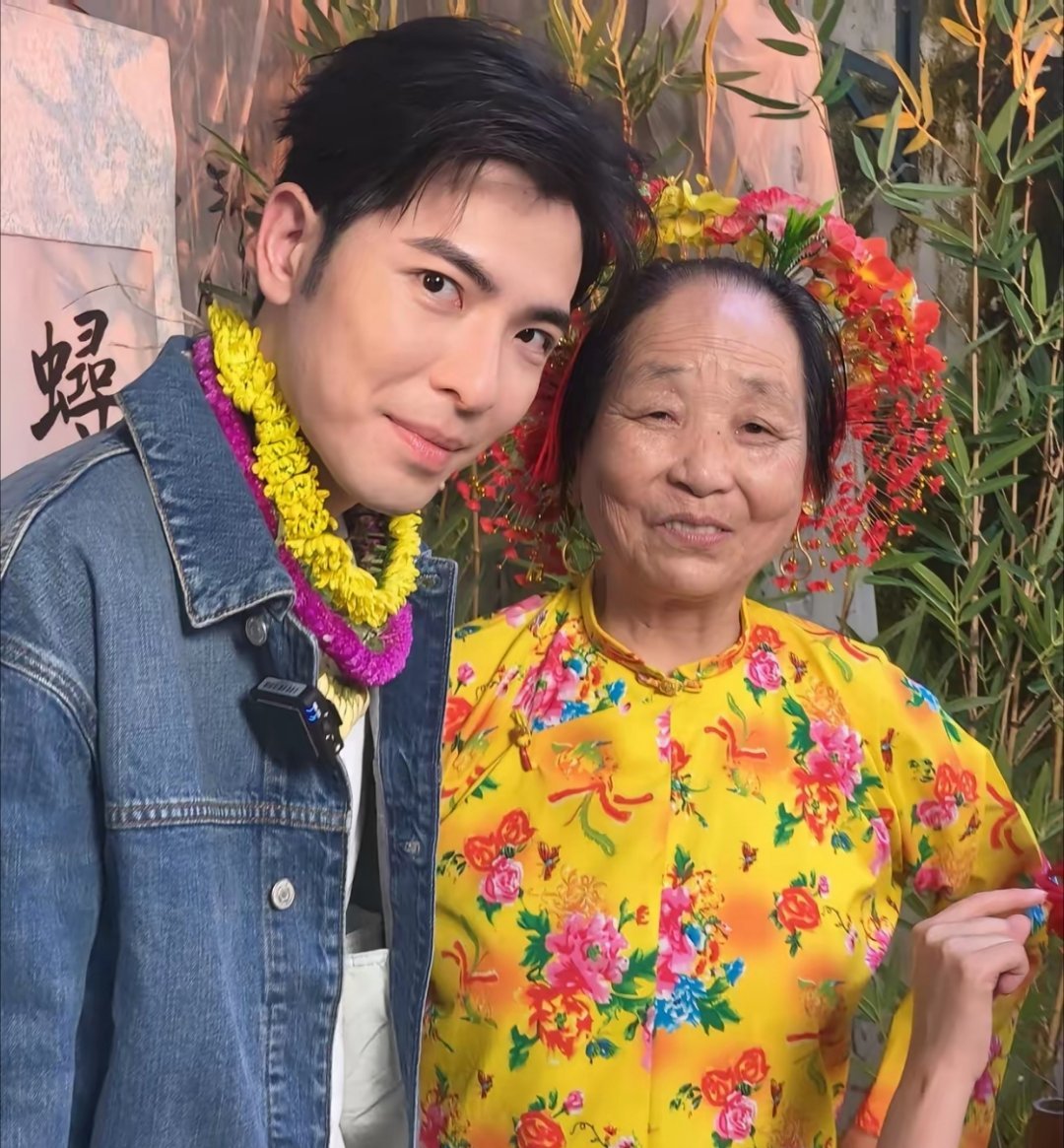 萧敬腾回泉州老家和老婆林有慧体验簪花，两人相差14岁却很般配。​