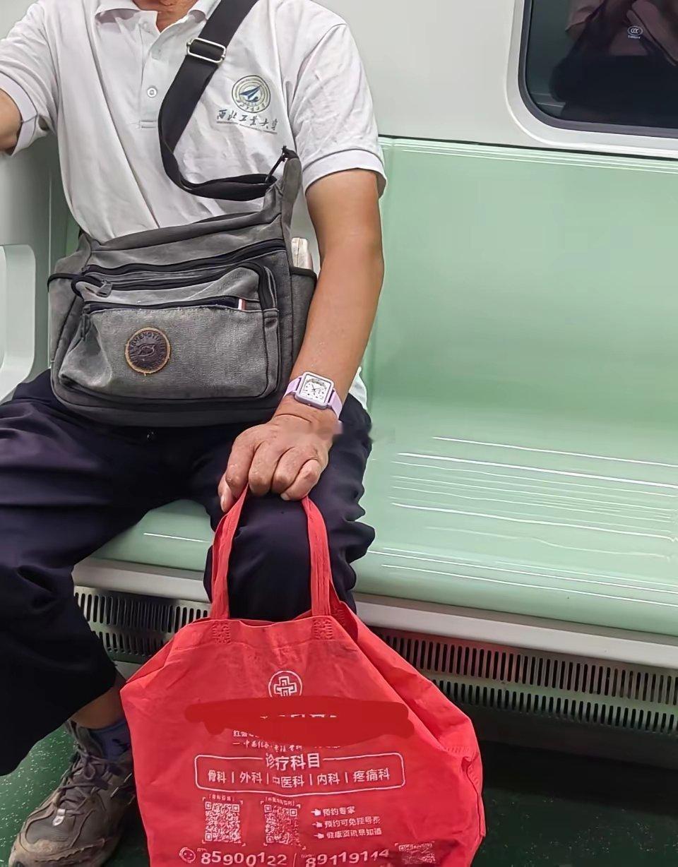 地铁上看见一位大爷真不容易除了手里的袋子全身上下都是捡儿子穿剩下的衣服和包包