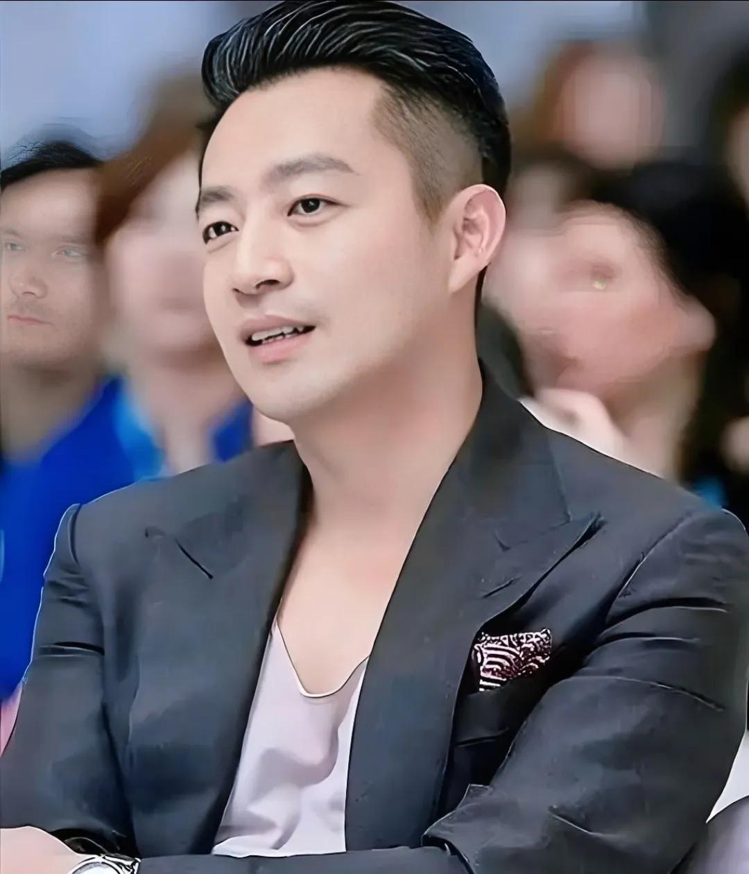 说真的，以前看汪小菲总觉得他眉头紧锁，整个人透着股子一点就着的火药味，大概是前几