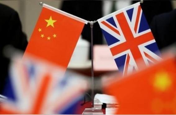 英国首相一句话，直接扔向了全世界。他说，中国，是世界三大强国之一。这话不是私下