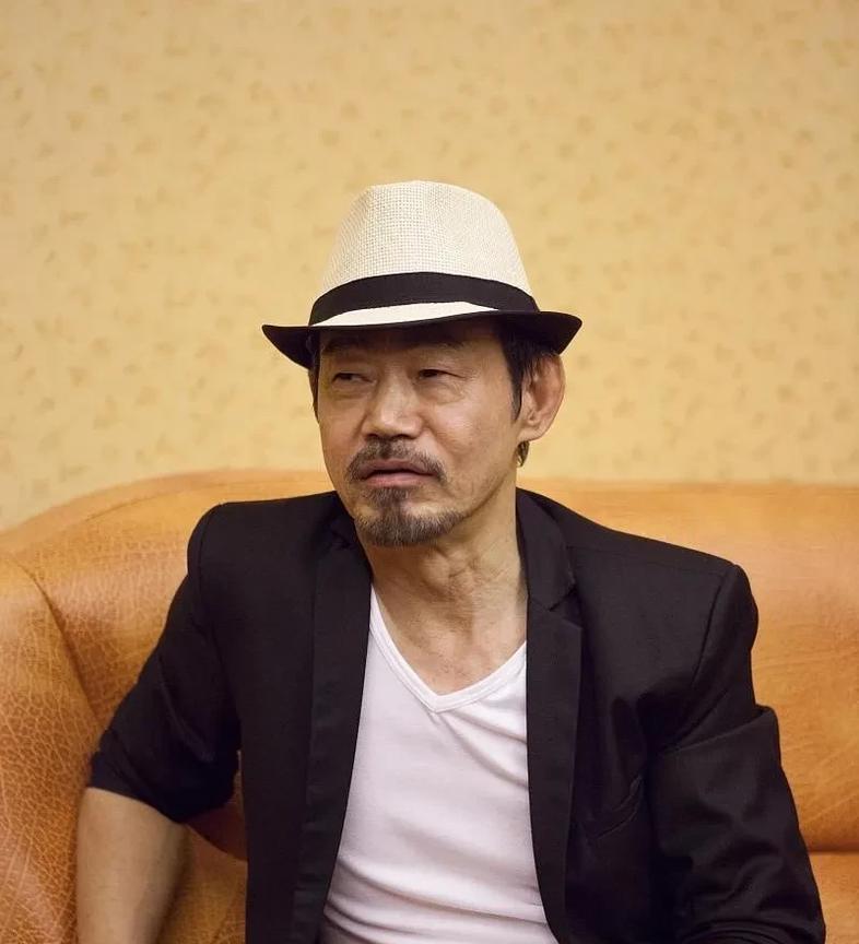 主持人问元华:“你和洪金宝交过手吗？”元华说:“有，经常交手，但是我打不过他，每
