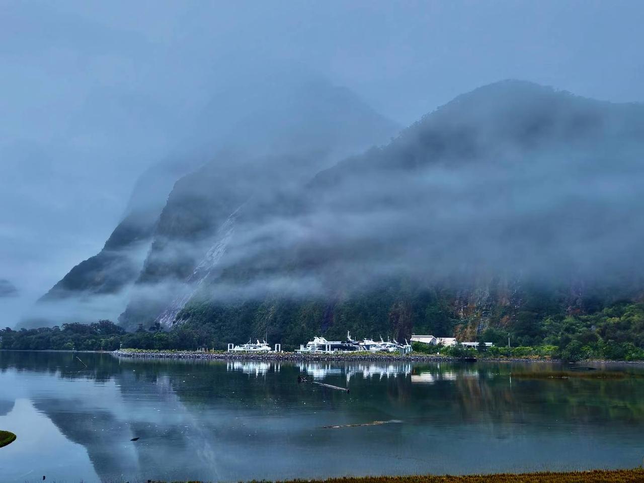 分享一张自然风景的照片，新西兰，南岛西海岸峡湾国家公园，世界著名的自然奇观，米尔