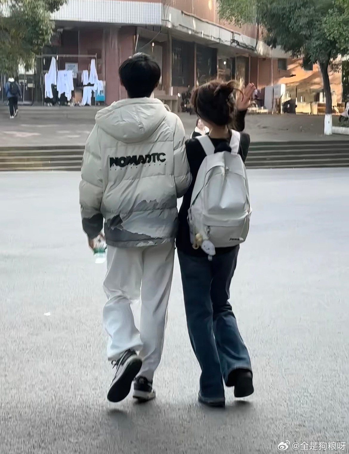 她一直在往他身上倾靠，好明显的爱意