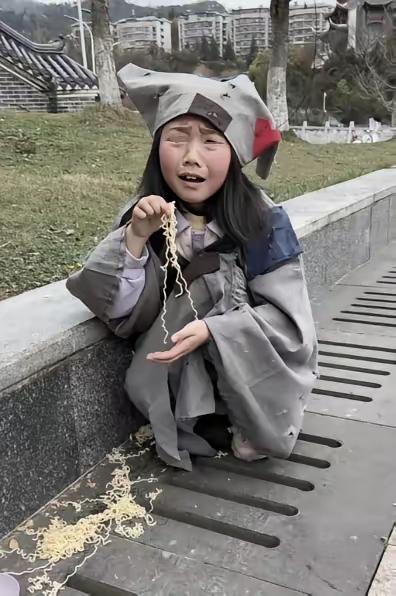 哥哥的女儿5岁失踪，我去海南旅游，一个小乞丐突然喊我名字。我当时正啃着椰子