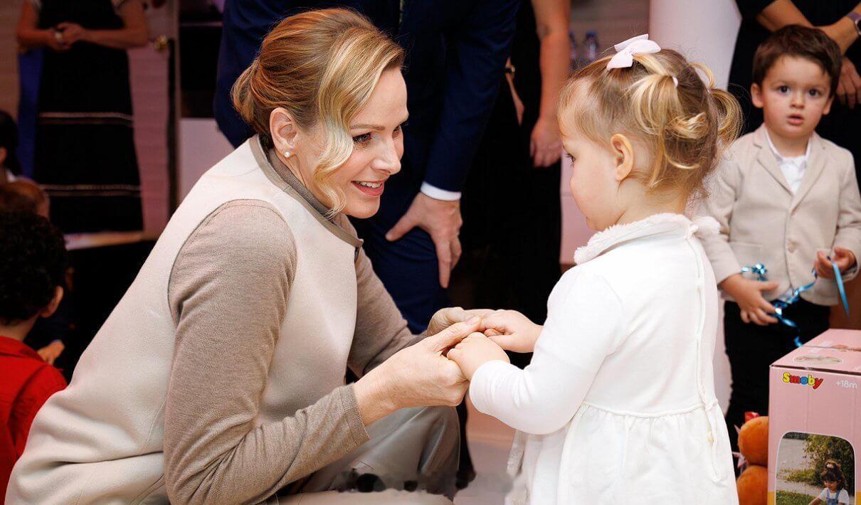 12.12摩纳哥亲王阿尔贝二世和王妃夏琳到托儿所以及游艇会分发圣诞礼物