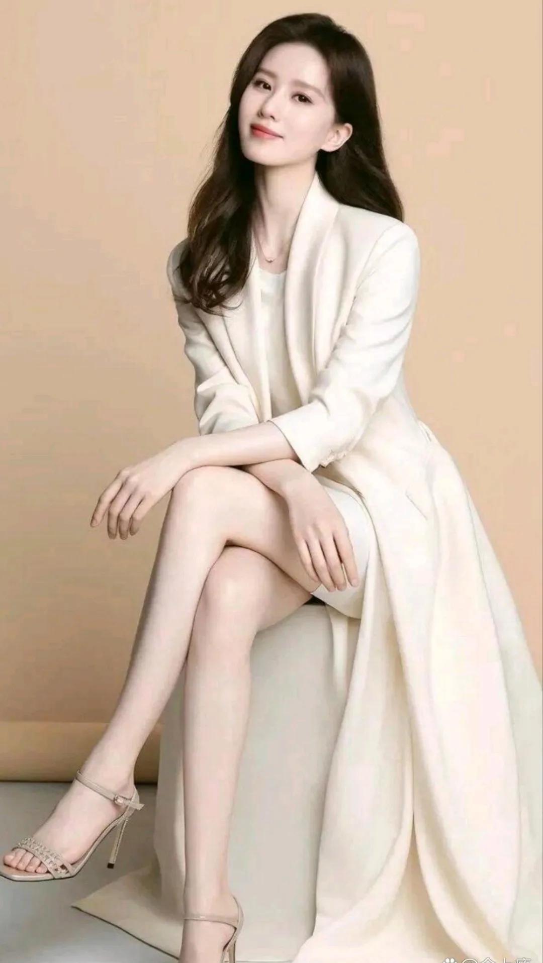 精致五官搭配修长美腿，优雅御姐范直接拉满，颜值身段双双在线。御姐感美女