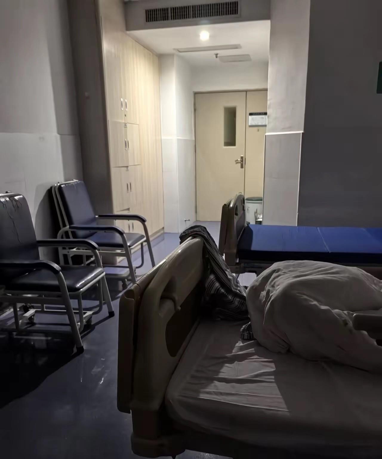 摊上了！天津河东，一男子被诊断为脑梗，住院第3天，男子走出病房，在医院大门逗留2