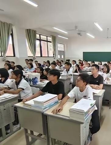 高考模式有缺憾，孩子埋头内卷苦不堪言，所学知识广而杂，步入社会后多被遗忘，可它仍