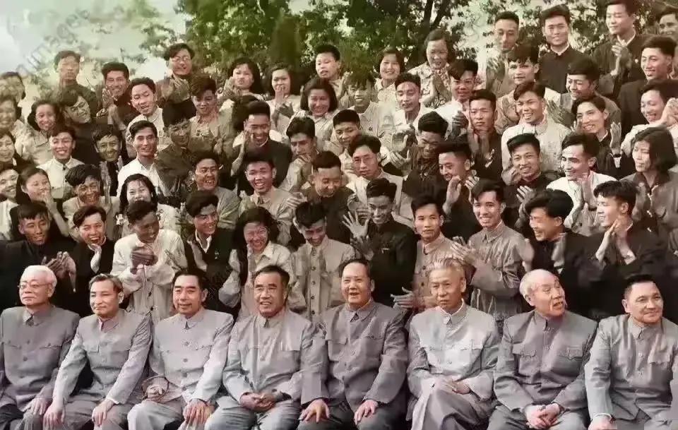 這是新中国以毛主席为代表的党和国家领导人的合影。从右至左分别是国务院副总理陈云
