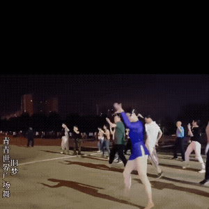 一般广场舞都是女人在一起，很色男士在一起跳的，偶尔有男女混合的，男女搭配，跳舞不