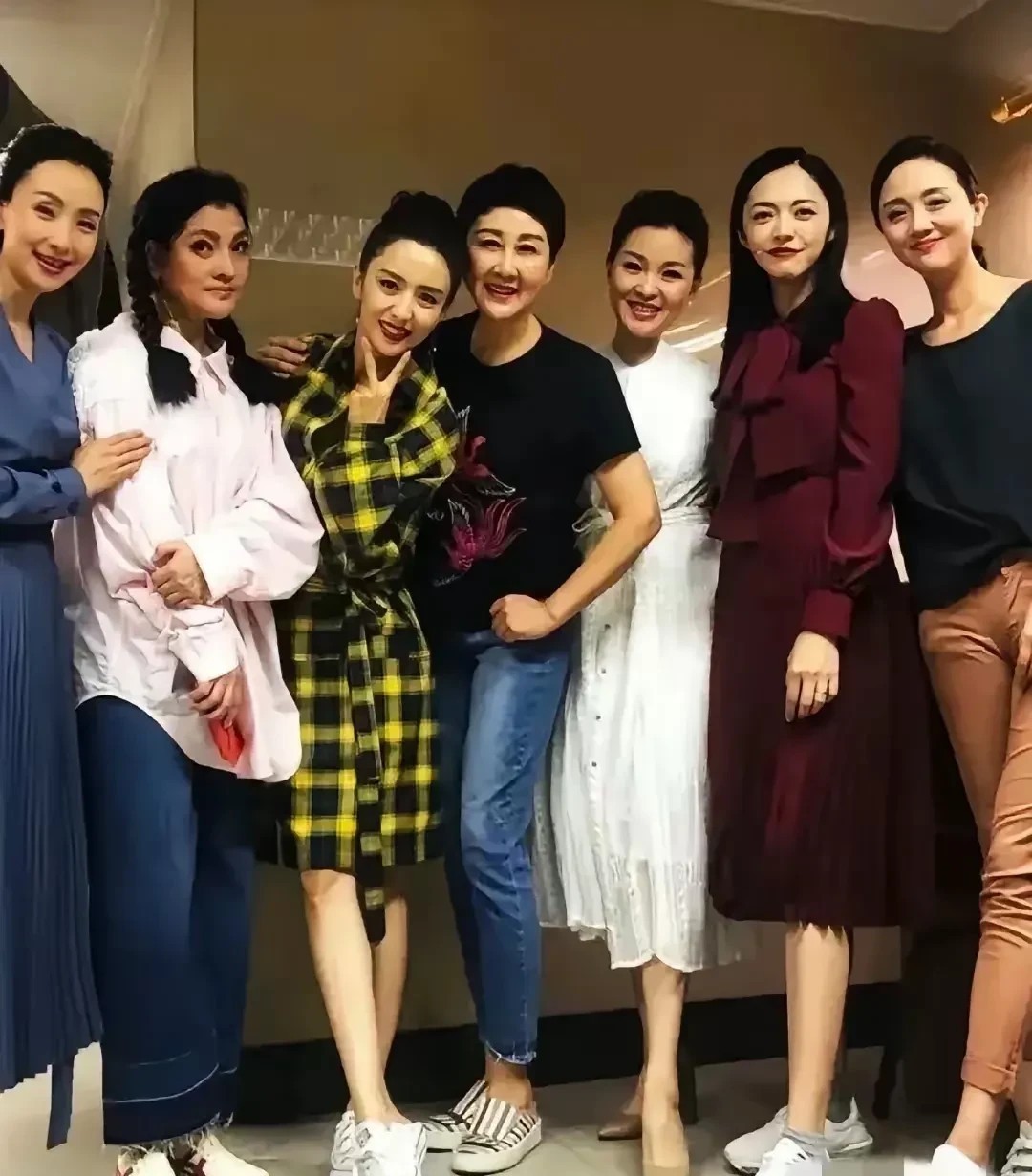 仔细看这七。位女演员的合影。我觉得最漂亮的应该是朱媛媛，朱媛媛虽然站在最旁边，但