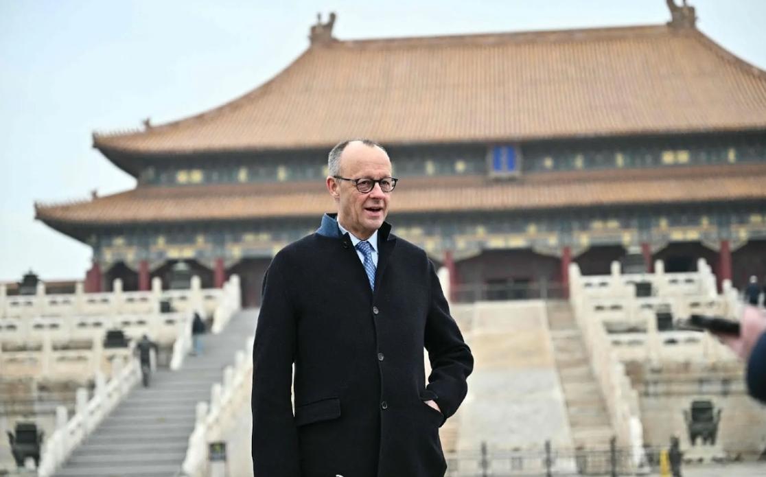 德国总理游故宫，导游火啦！这位导游看起来不像是故宫的工作人员，也不像是中国导游，