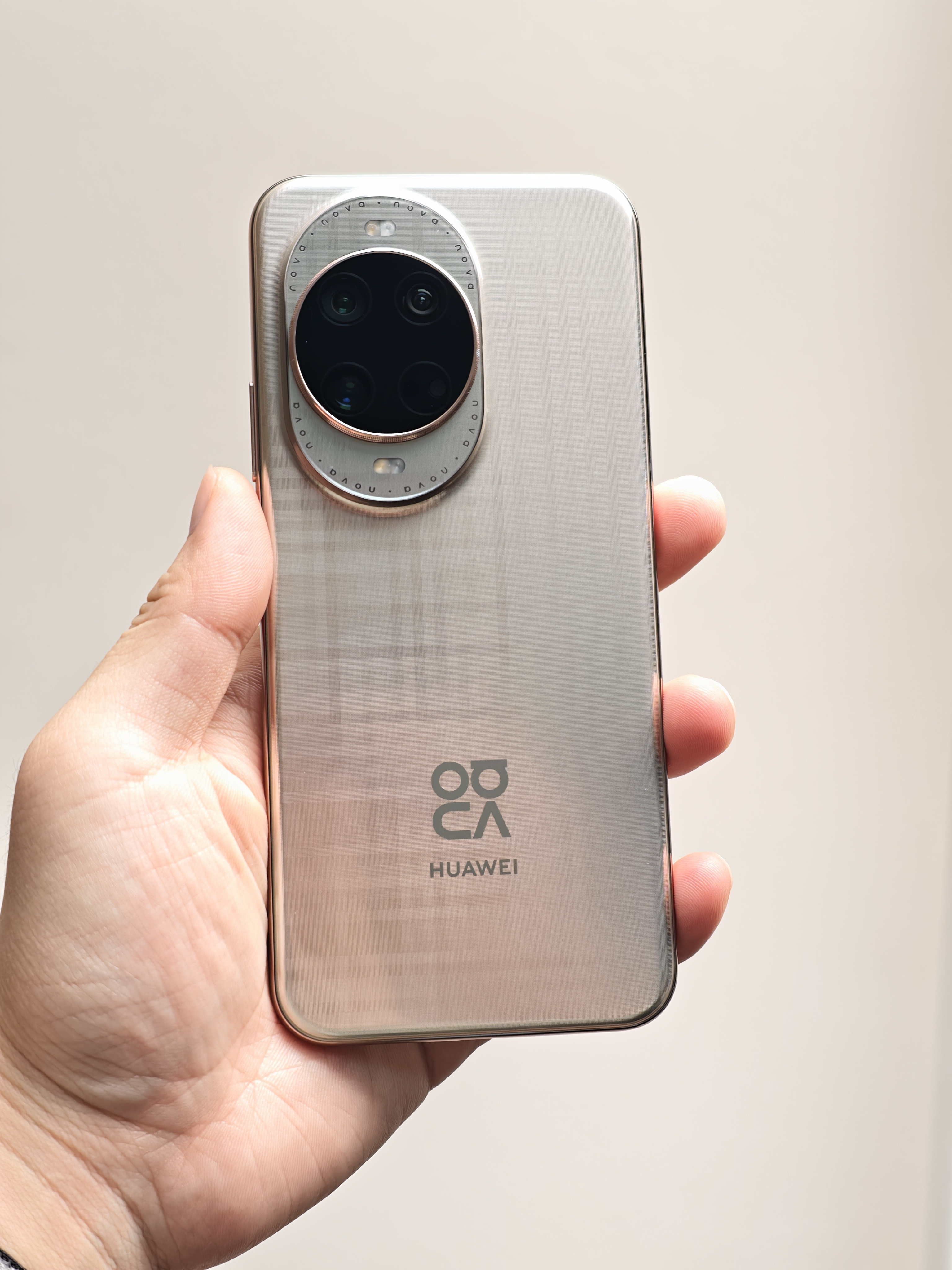 把玩了一下，牌没有问题nova14Ultra的质感还是可以的，玻璃后盖很有