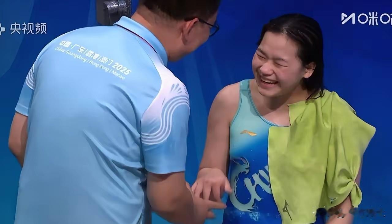 全红婵拿第五，我没哭她笑着说很开心，我也没哭当看到她身上的肌贴、手腕的绷带