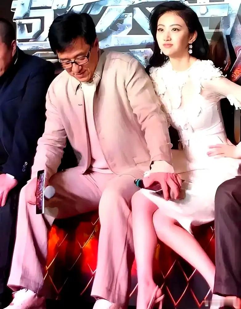 景甜这反应，真不是一般人。那张2019年品牌活动的老照片又被翻出来了。视频里，成